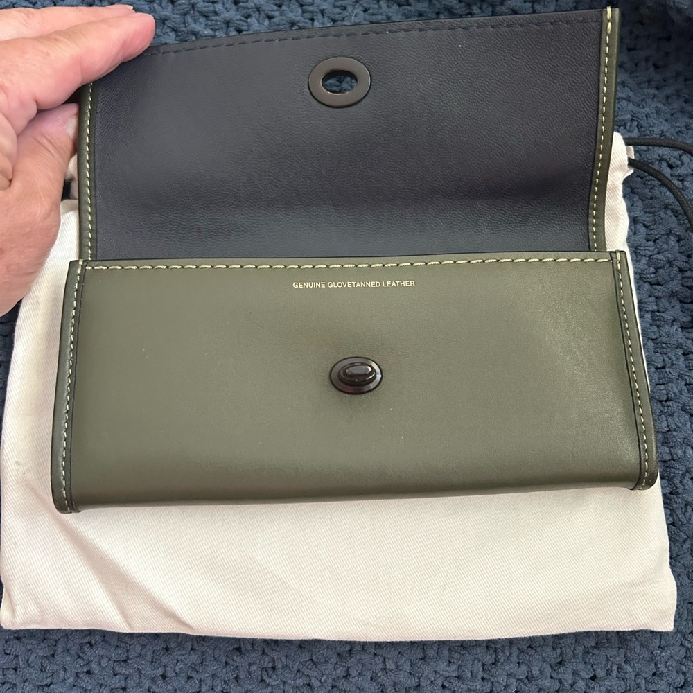 Coach Olive Green Leather Turnlock Wallet*Price Firm* - Picture 4 of 7